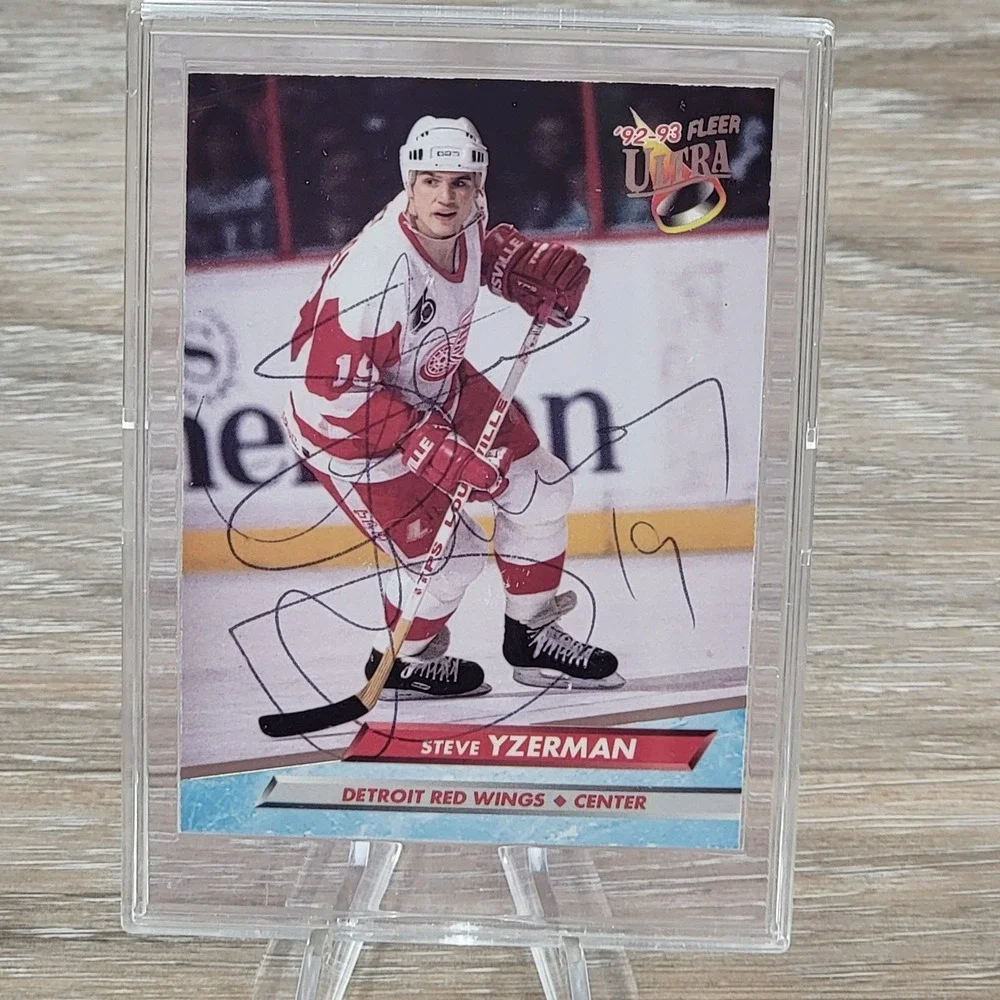 1992-93 Fleer Ultra Steve Yzerman Signed Autograph Card 55 Detroit Red Wings NHL